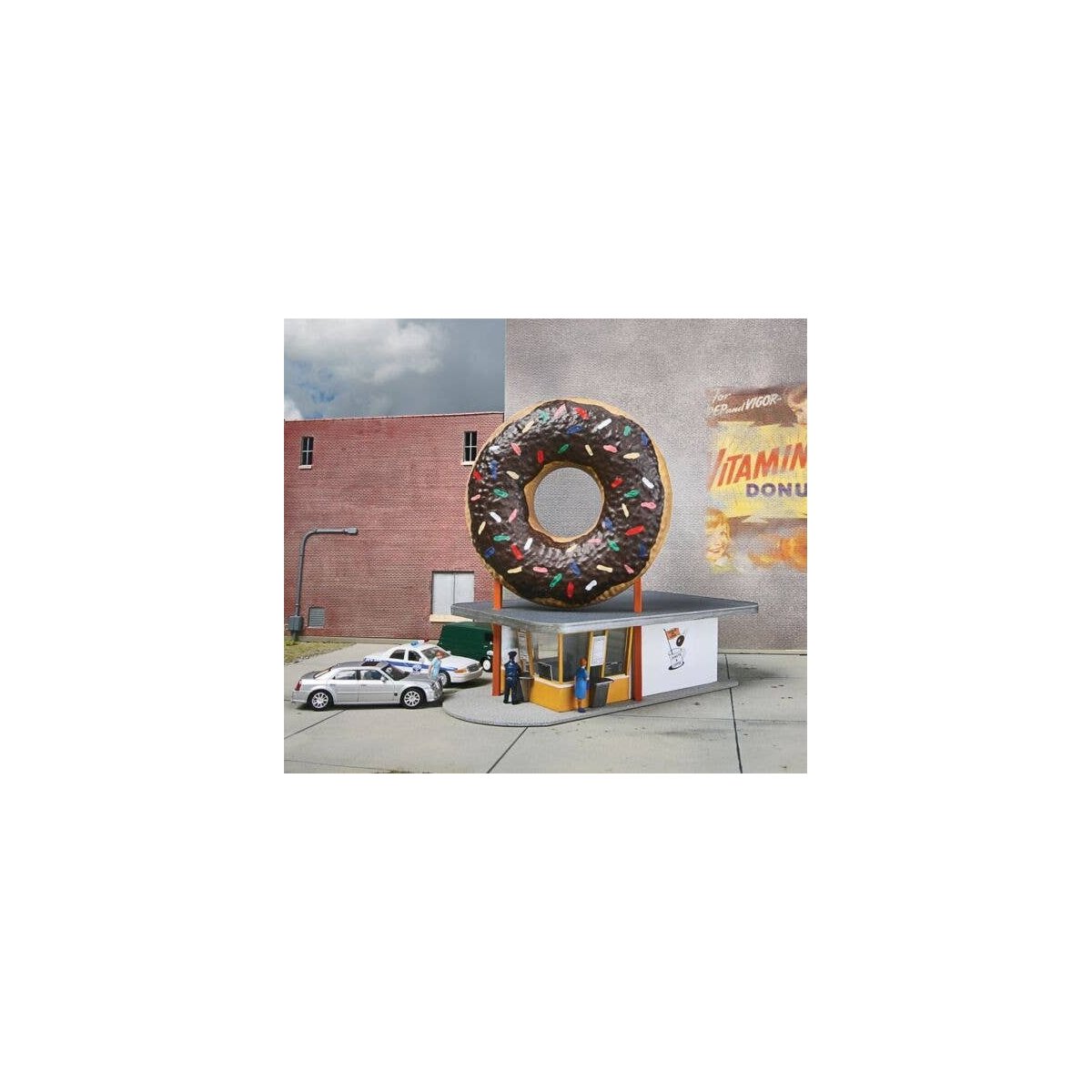 Hole-In-One Donut Shop -- Kit - 5-1/8 x 2-1/2 x 5-1/8′ 13 x 6.3 x 13cm, HO, Walthers Cornerstone 3768