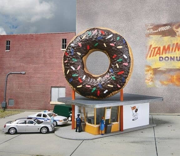 Hole-In-One Donut Shop -- Kit - 5-1/8 x 2-1/2 x 5-1/8′ 13 x 6.3 x 13cm, HO, Walthers Cornerstone 3768