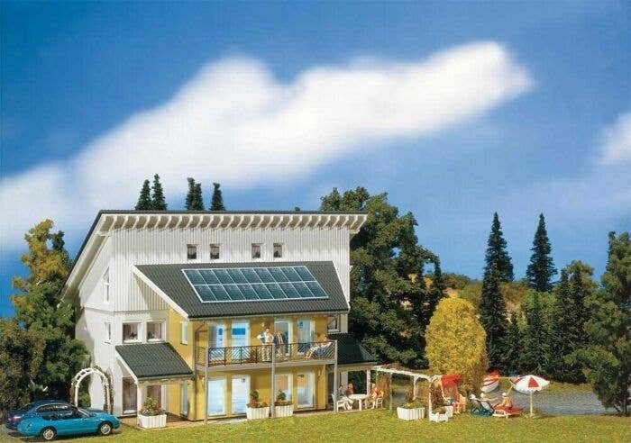 Solar House -- Era III 7-7/8 x 7-13/16 x 4-13/16′ 20 x 19.9 x 12.2cm, HO, Faller Gmbh 130302