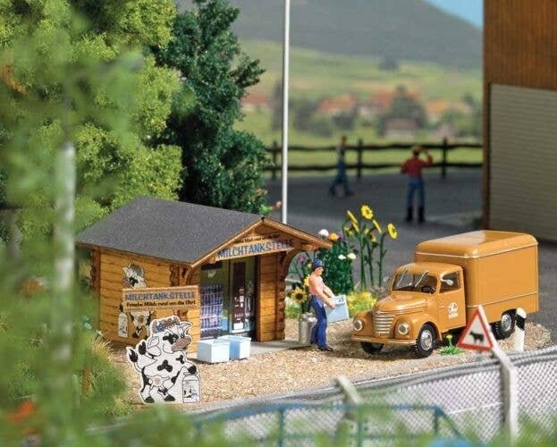 Milk Bar -- Laser-Cut Wood Kit - 1-3/4 x 1-5/8 x 1-5/16′ 4.4 x 4.2 x 3.3cm, HO, Busch Gmbh & Co Kg 1982