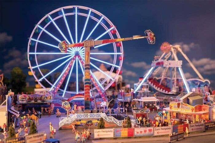 No Limit Motorized Carnival Ride -- Kit - 8-7/16 x 3-15/16 x 14-9/16′ 21.5 x 10 x 37cm, HO, Faller Gmbh 140450
