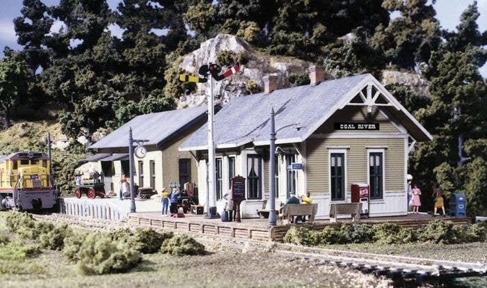 Gold Kits -- Coal River Passenger & Freight Depots 15-9/16 x 6-3/8′ 39.5 x 16.1cm, HO, Design Preservation Models 40500