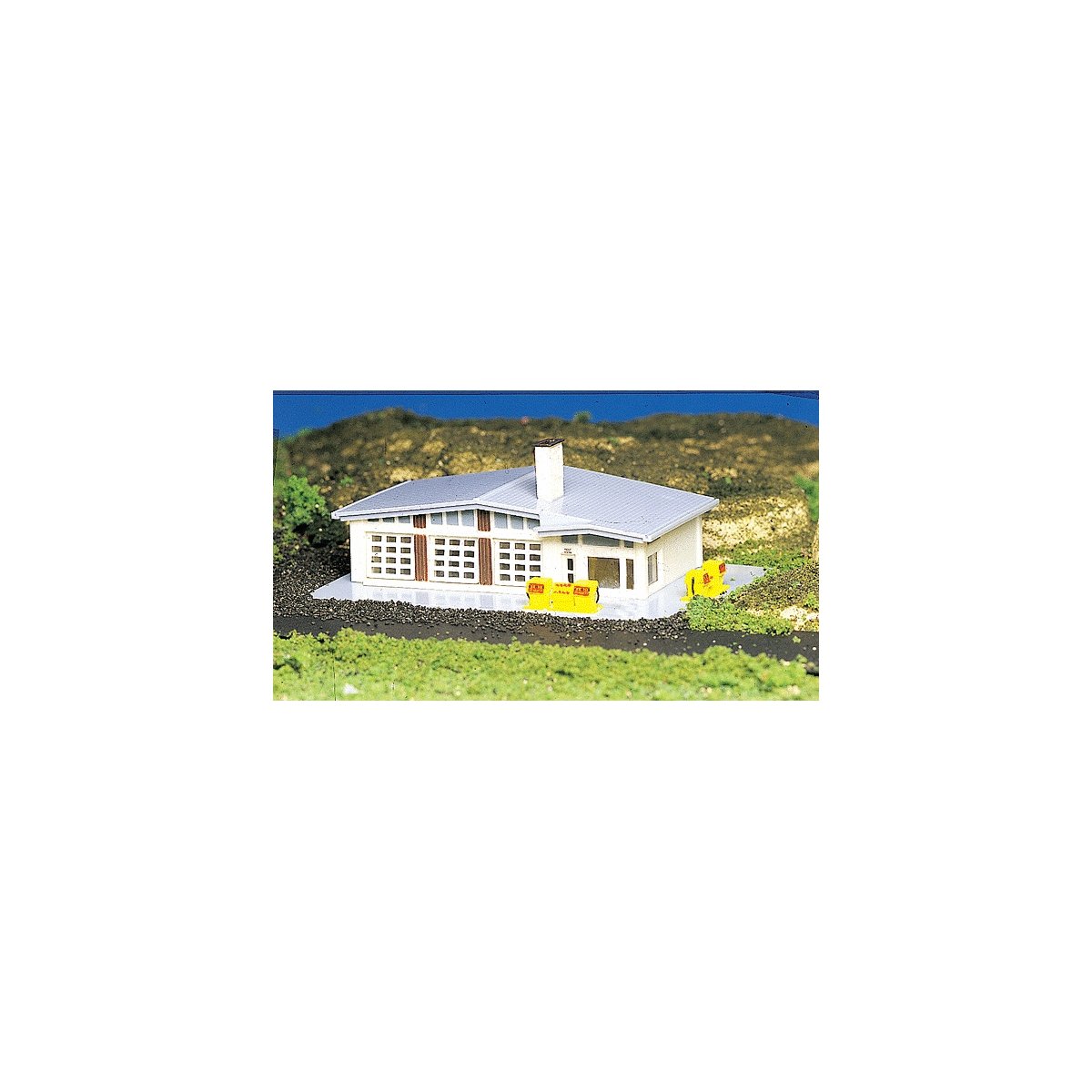 Shell Gas Station -- Assembled - 3-1/2 x 5-1/2′ 8.9 x 14cm, N, Bachmann Industries 45904