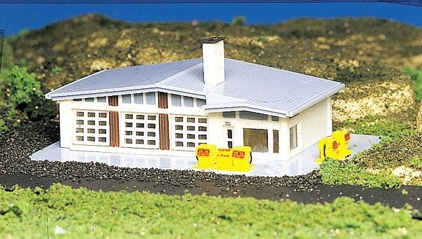 Shell Gas Station -- Assembled - 3-1/2 x 5-1/2′ 8.9 x 14cm, N, Bachmann Industries 45904