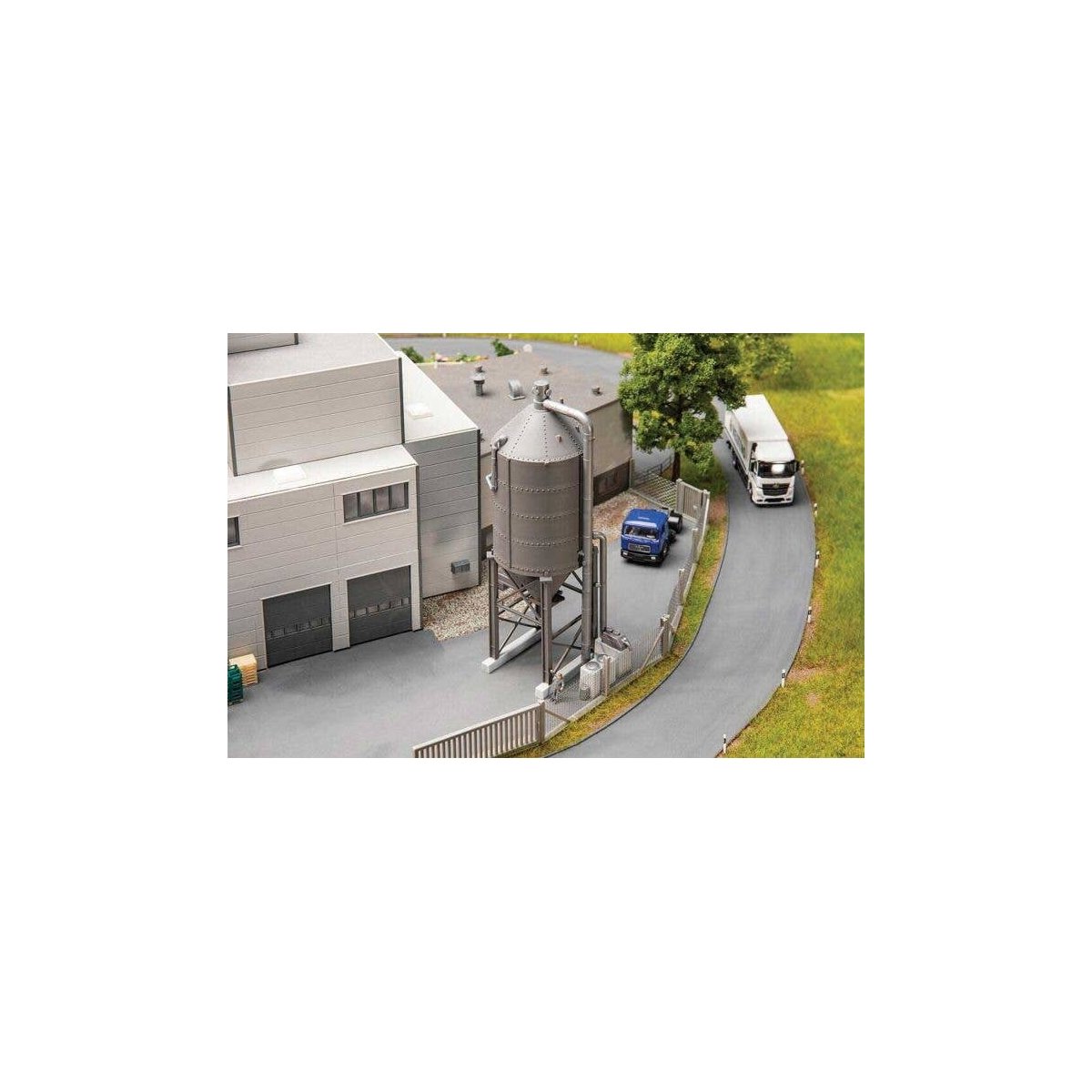 Silo (Surge Bin) -- Kit - 3-5/16 x 2-1/4 x 3-13/16′ 8.4 x 5.8 x 11.8cm, HO, Faller Gmbh 180329