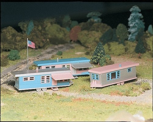 Plasticville U.S.A.(R) Classic Kits -- Trailer Park (Three Trailers & Flag Pole w/Flag), O, Bachmann Industries 45612