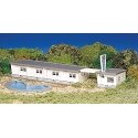 Motel W/Swimming Pool - Plasticville U.S.A.(R) -- Kit - 4-1/8 x 12-3/4′ 10.5 x 32.4cm, HO, Bachmann Industries 45214