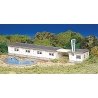 Motel W/Swimming Pool - Plasticville U.S.A.(R) -- Kit - 4-1/8 x 12-3/4′ 10.5 x 32.4cm, HO, Bachmann Industries 45214