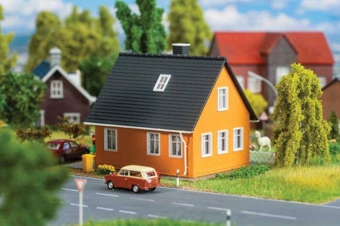 Settlement Tract House -- Kit - 4-15/16 x 3-7/8 x 3-5/8′ 12.5 x 9.8 x 9.2cm, HO, Faller Gmbh 131300