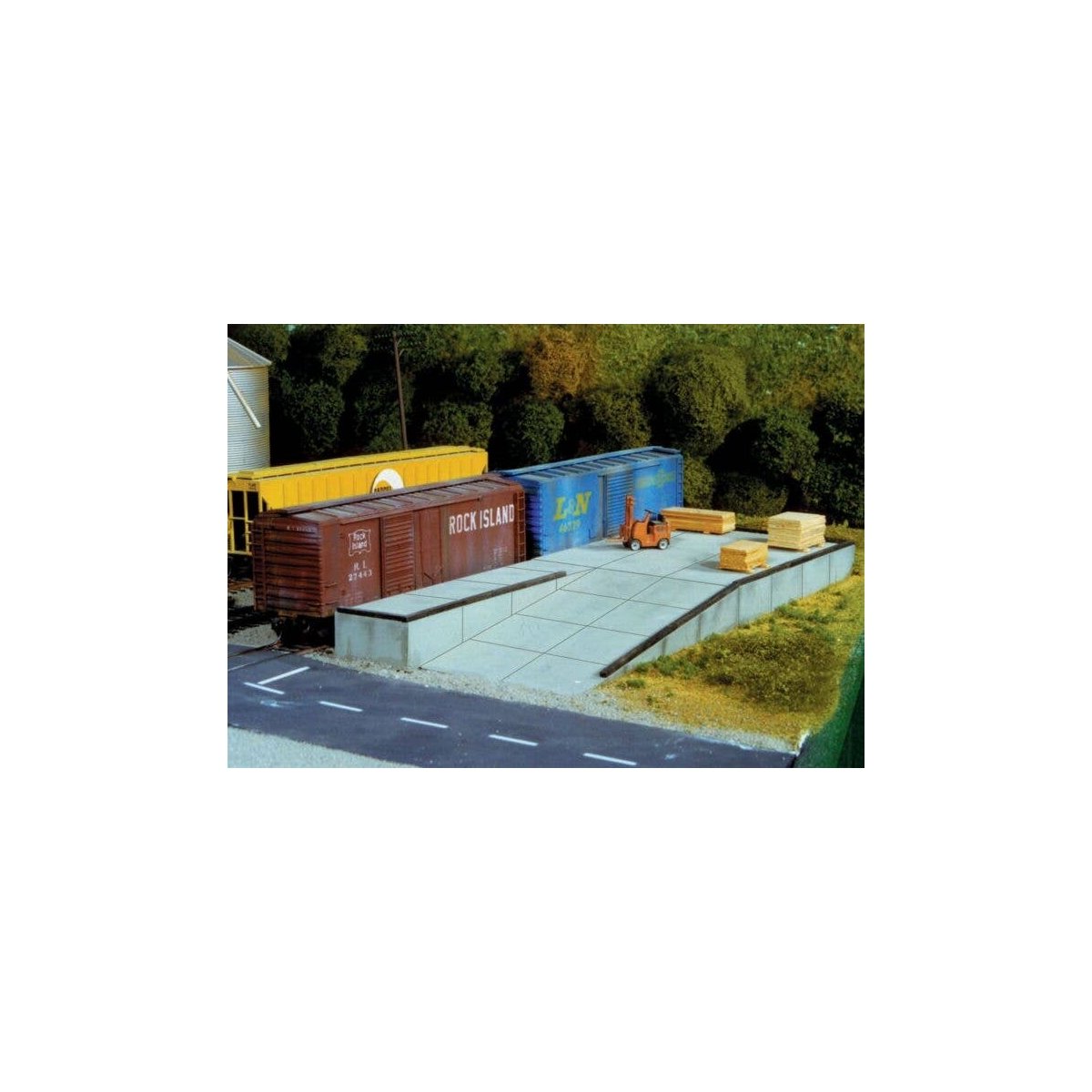 Loading Docks & Ramp -- Kit - Scale 10 x 40′ 3 x 12.2m, HO, Pikestuff 17
