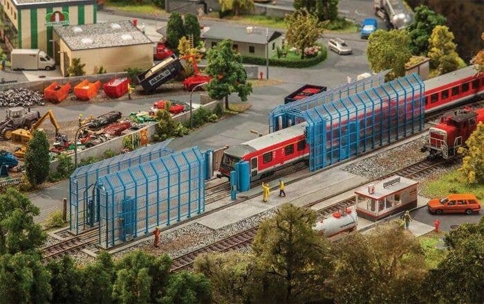 Modern Train Wash Rack -- Kit - 20-5/16 x 2-1/2 x 3′ 51.6 x 6.3 x 7.7cm, HO, Faller Gmbh 120208