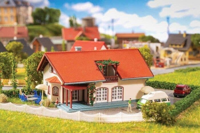 Brilliant Model House -- 3-1/4 x 3-13/32 x 2′ 8.1 x 8.5 x 5cm, N, Faller Gmbh 232344