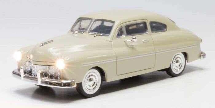 City Classic - Just Plug(R) Lighted Vehicle -- Ivory, O, Woodland Scenics 5972