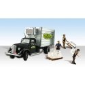 Chip′s Ice Truck - Assembled - AutoScenes(R) -- Reefer Van, Figures & Accessories, HO, Woodland Scenics 5557
