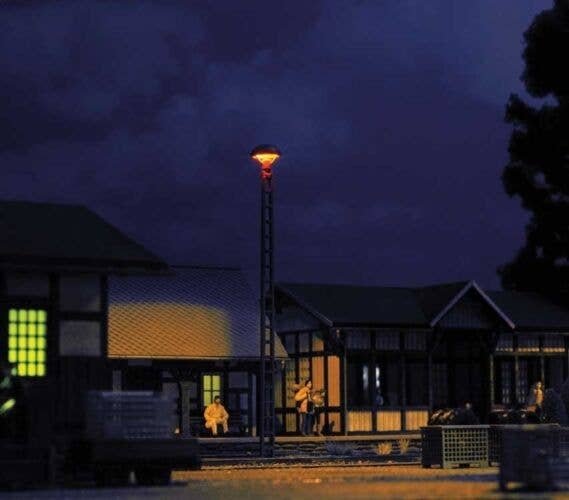 Mushroom-Top Platform Light with Lattice Mast -- Yellow Light, 4-3/16′ 10.6cm Tall, HO, Busch Gmbh & Co Kg 4114