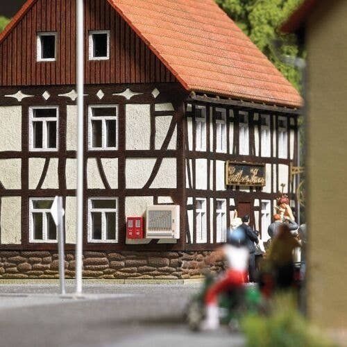 Wall-Mounted Vending Machines -- 4 Chewing Gum & 2 Cigarette Machines, HO, Busch Gmbh & Co Kg 7780