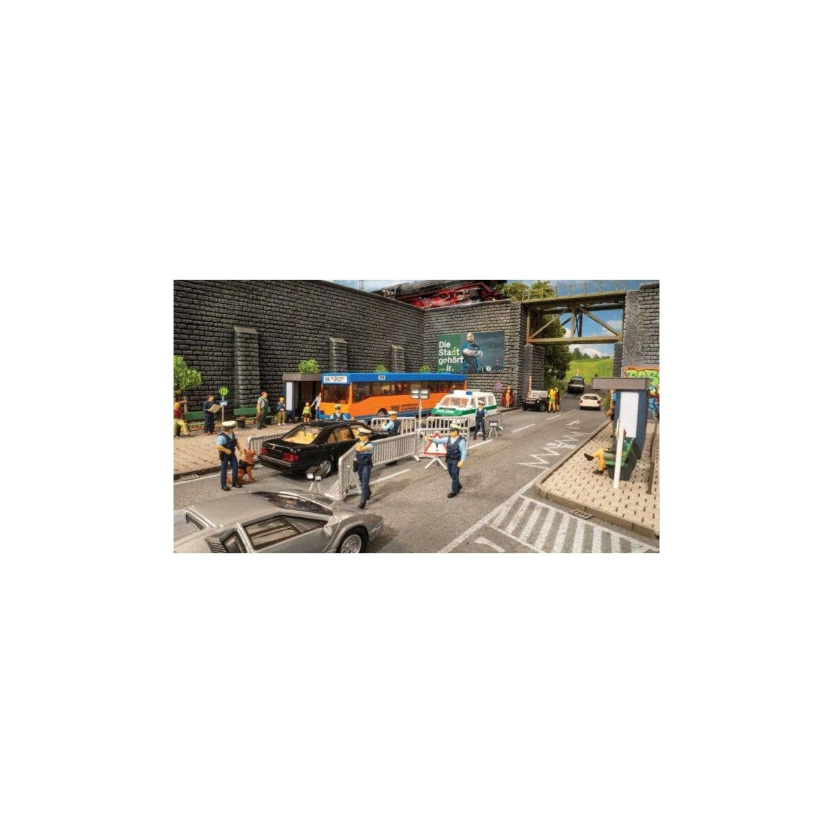 Police Operation -- 6 Figures, Dog, Barricades, Light Stands, HO, Noch Gmbh & Co 16260