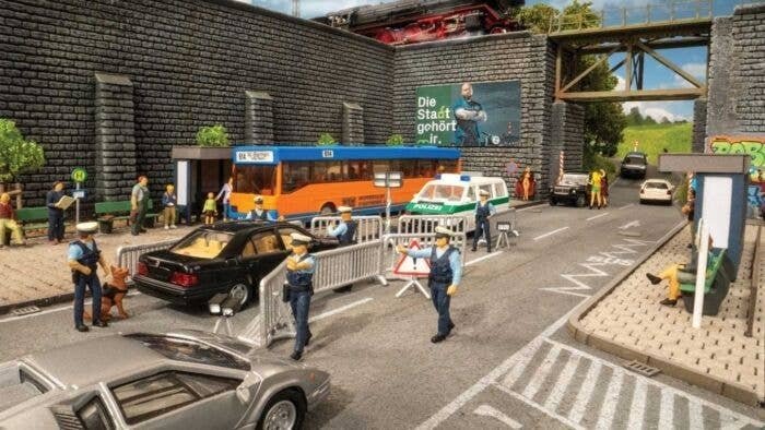 Police Operation -- 6 Figures, Dog, Barricades, Light Stands, HO, Noch Gmbh & Co 16260