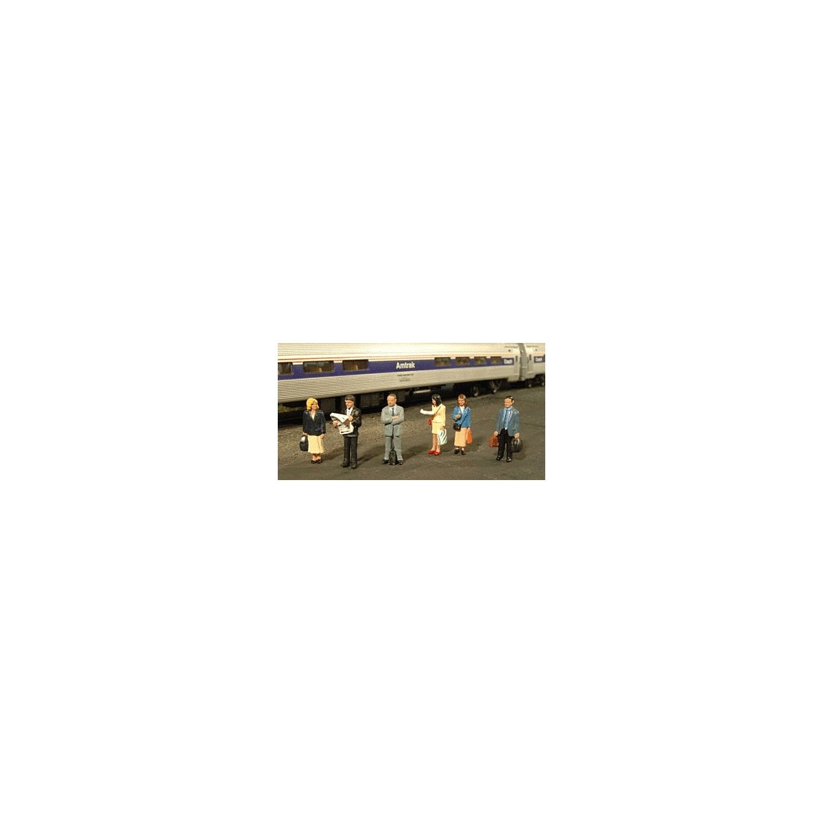 Standing Platform Passengers - SceneScapes(TM) -- pkg(6), O, Bachmann Industries 33160