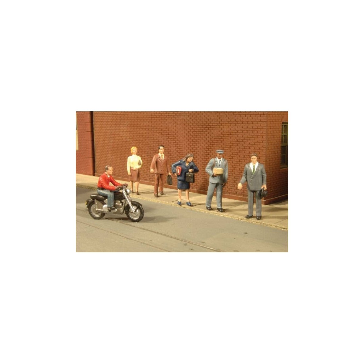 SceneScapes(TM) Figures -- City People with Motorcycle pkg(7), HO, Bachmann Industries 33101