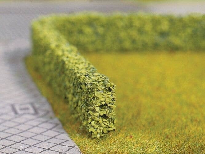 Short Hedges -- Light Green 19-5/8 x 3/8 x 1/4′ 50 x .8 x .6cm, HO, Walthers SceneMaster 1300