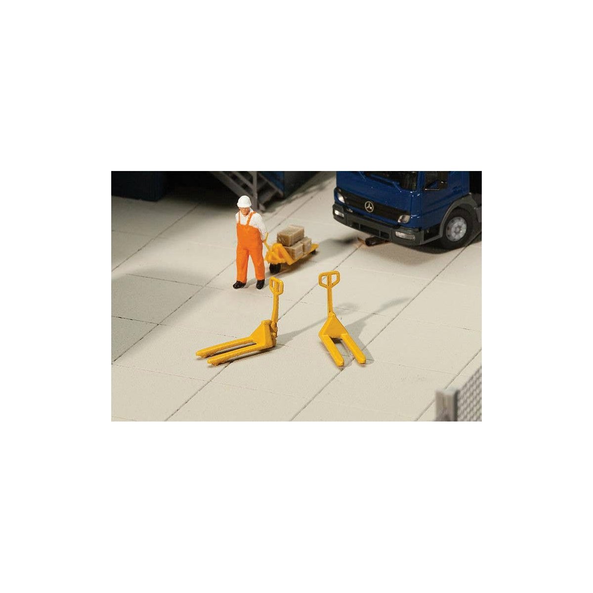 Pallet Jacks -- Kit - pkg(4), HO, Walthers SceneMaster 4144