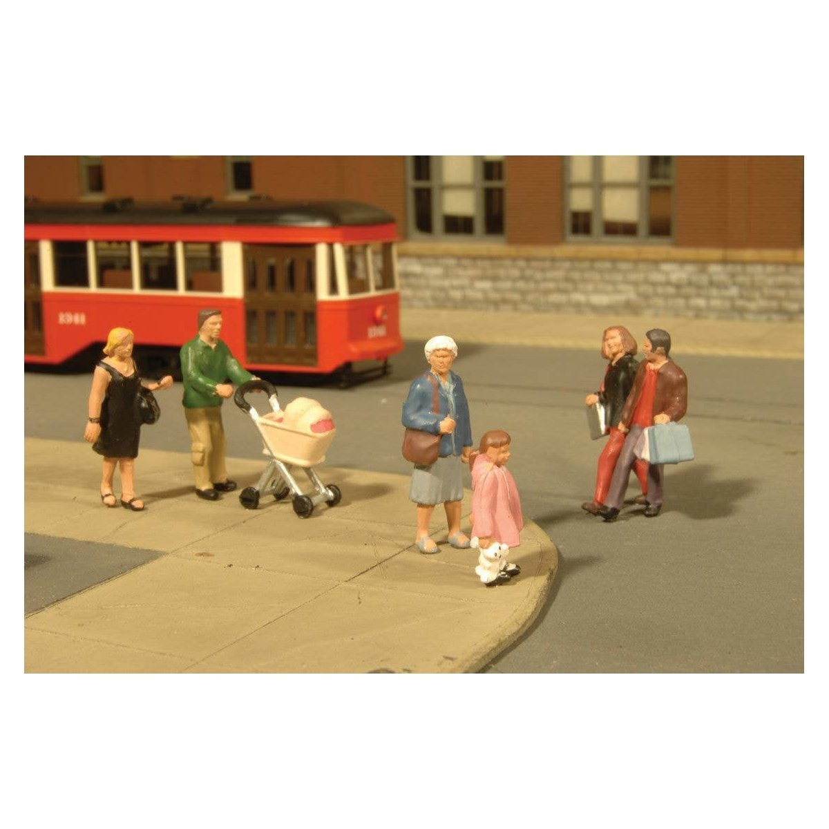 SceneScapes(TM) Figures -- Strolling People pkg(6), HO, Bachmann Industries 33109