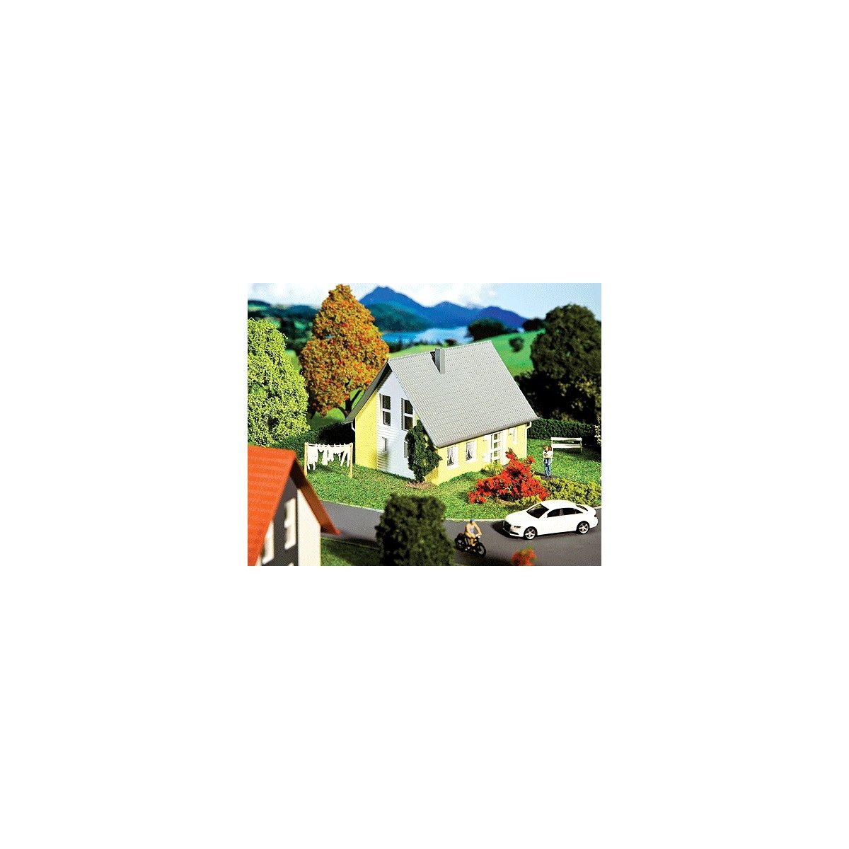 Single-Family House (yellow, white) - Kit -- 4 x 4-5/8 x 3-3/8′ 10.1 x 11.7 x 8.4cm, HO, Faller Gmbh 130317