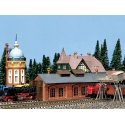 Oldtimer Engine Shed - Weathered Model -- 7 x 2-1/16 x 2-1/2′ 17.5 x 5.2 x 6.2cm, N, Faller Gmbh 222141