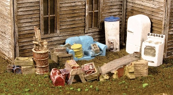 Back Yard Junk - Mini-Tales(TM) -- Kit, HO, Monroe Models 2302