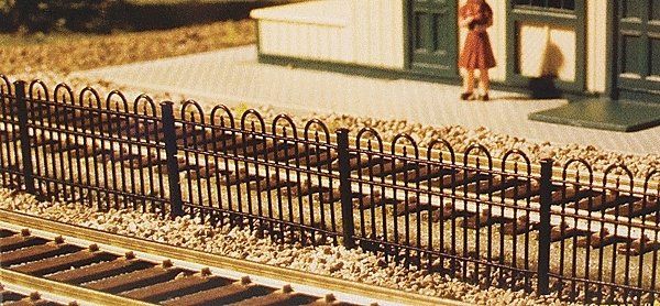 Hairpin Style Fence -- Approximate Length: 35-1/2′ 90.2cm, HO, Atlas Model Railroad Co. 774