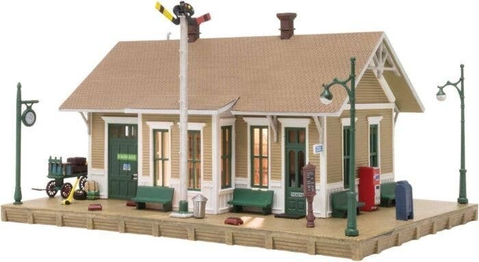 Dansbury Depot - Built-&-Ready Landmark Structures(R) -- Assembled - 7-1/2 x 5-9/16′ 19 x 14.1c, HO, Woodland Scenics 5023