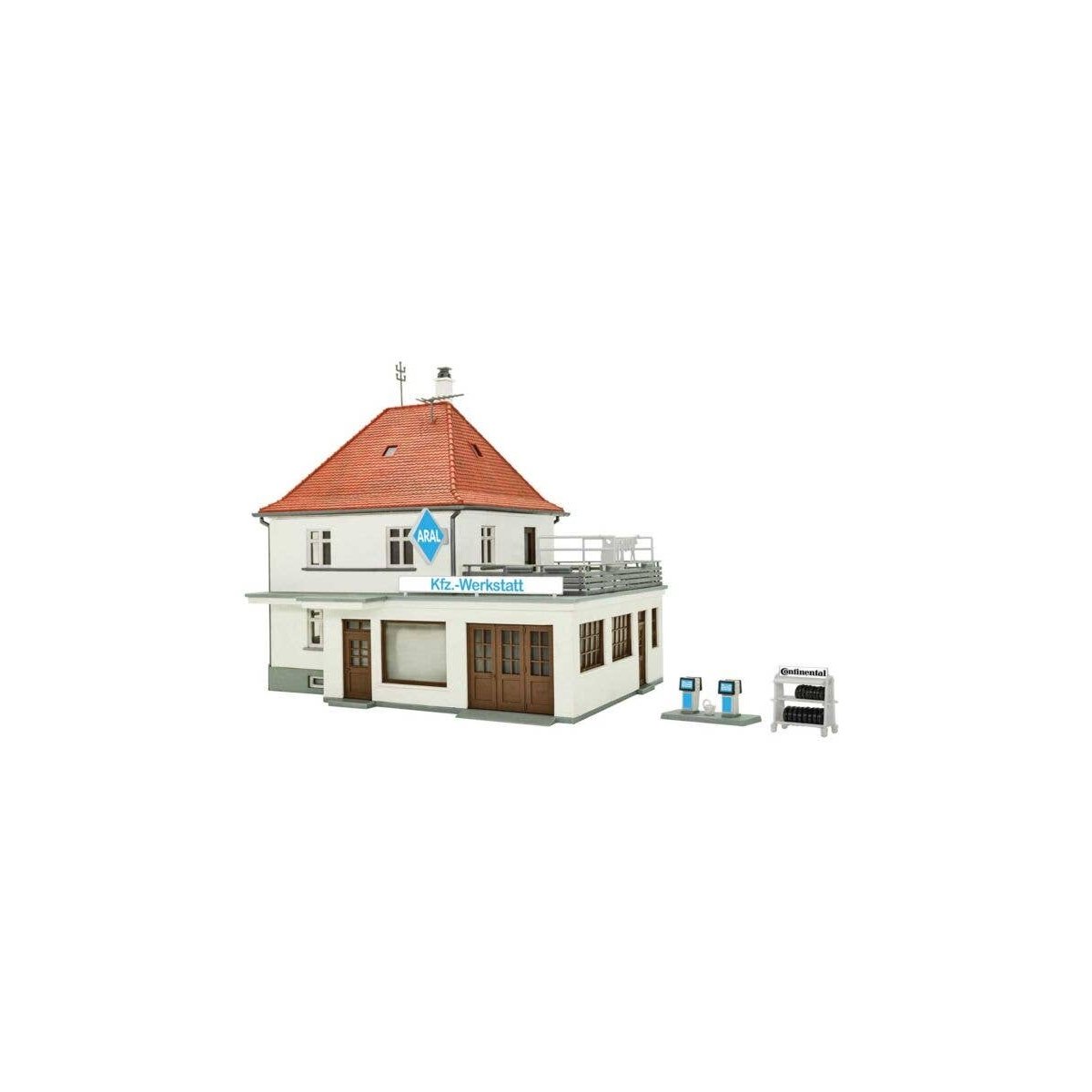 House with Workshop -- Kit - 16.2 x 12.5 x 14.5cm, HO, Kibri 38202