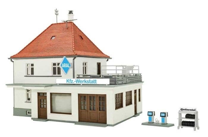 House with Workshop -- Kit - 16.2 x 12.5 x 14.5cm, HO, Kibri 38202