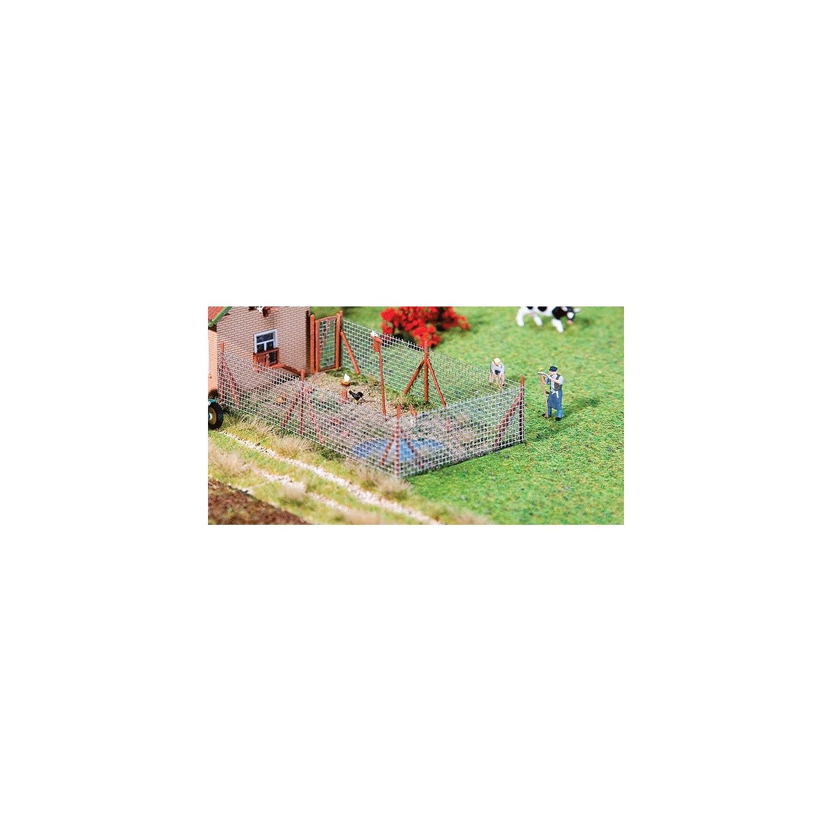 Fence -- Wire Mesh Fence w/Wood Poles 13-1/4′ 34cm - Kit, HO, Faller Gmbh 180414