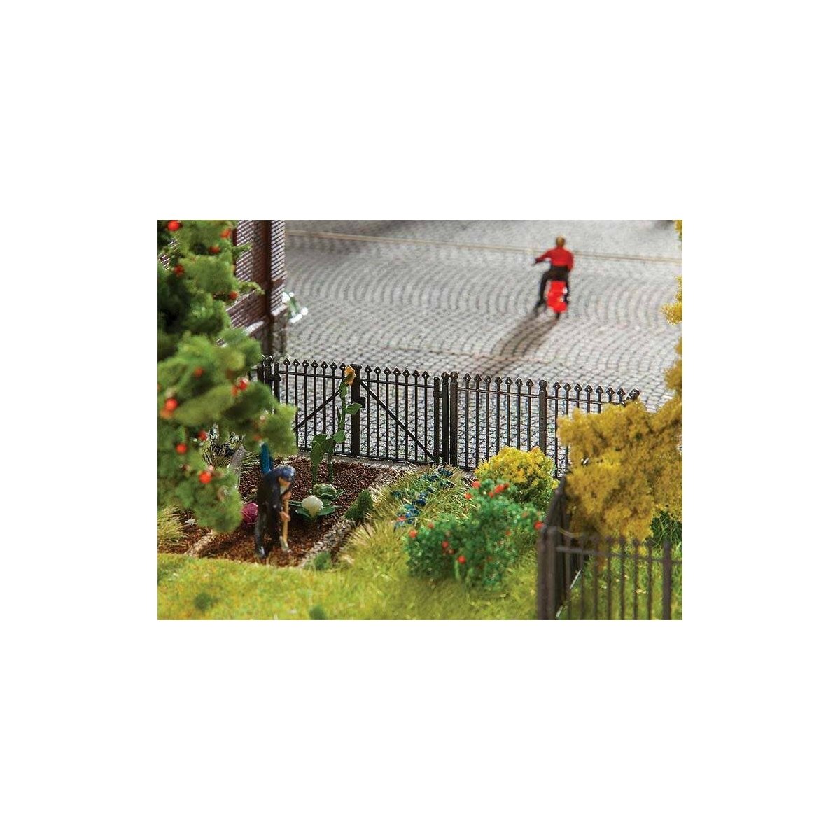 Iron Fence - Kit -- 7-7/8 x 3/4′ 20 x 1.9cm Total, HO, Faller Gmbh 180958