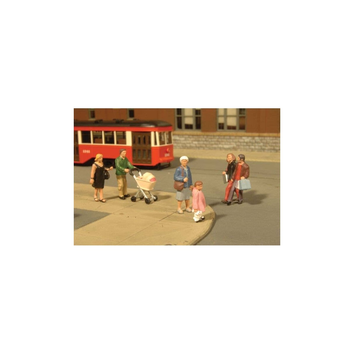 SceneScapes(TM) Figures -- Strolling People pkg(6), HO, Bachmann Industries 33109
