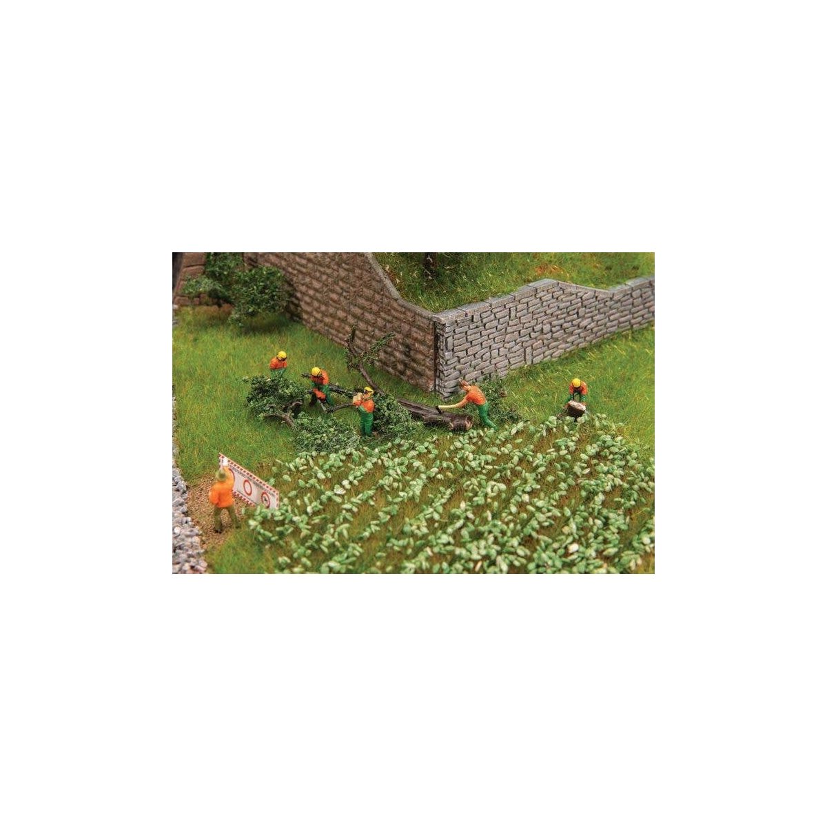 Forest Workers with Modern Equipment -- pkg(6), HO, Faller Gmbh 151690