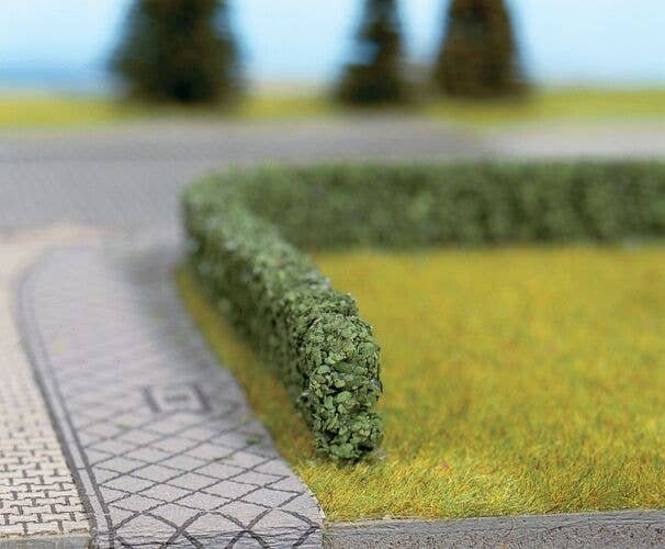 Short Hedges - 19-5/8 x 3/8 x 1/4′ 50 x .8 x .6cm -- Dark Green, HO, Walthers SceneMaster 1301