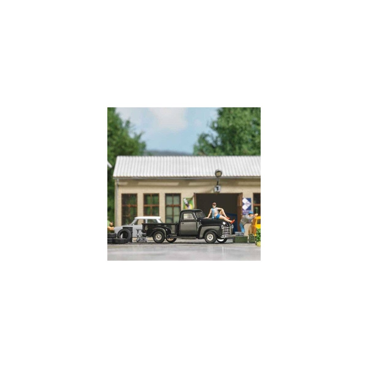 Female Model on Pickup - Action Set -- 1950 Pickup, Posing Partially Nude Model, Tires, Drum,, HO, Busch Gmbh & Co Kg 79812