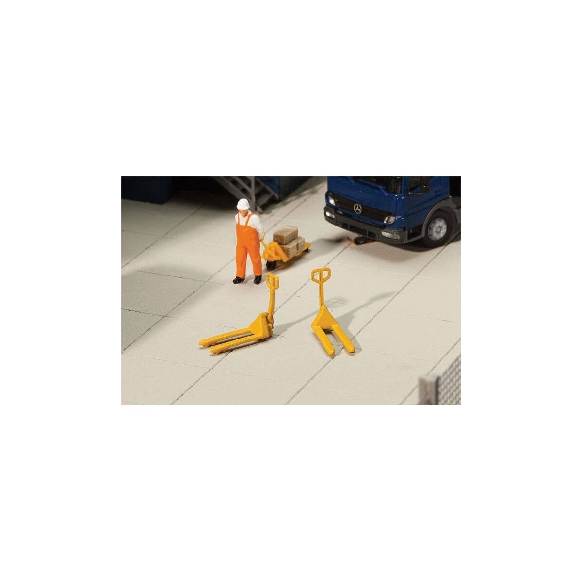 Pallet Jacks -- Kit - pkg(4), HO, Walthers SceneMaster 4144