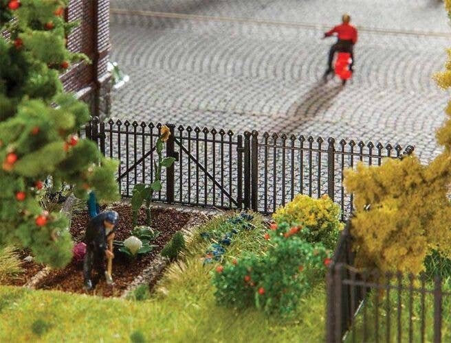 Iron Fence - Kit -- 7-7/8 x 3/4′ 20 x 1.9cm Total, HO, Faller Gmbh 180958