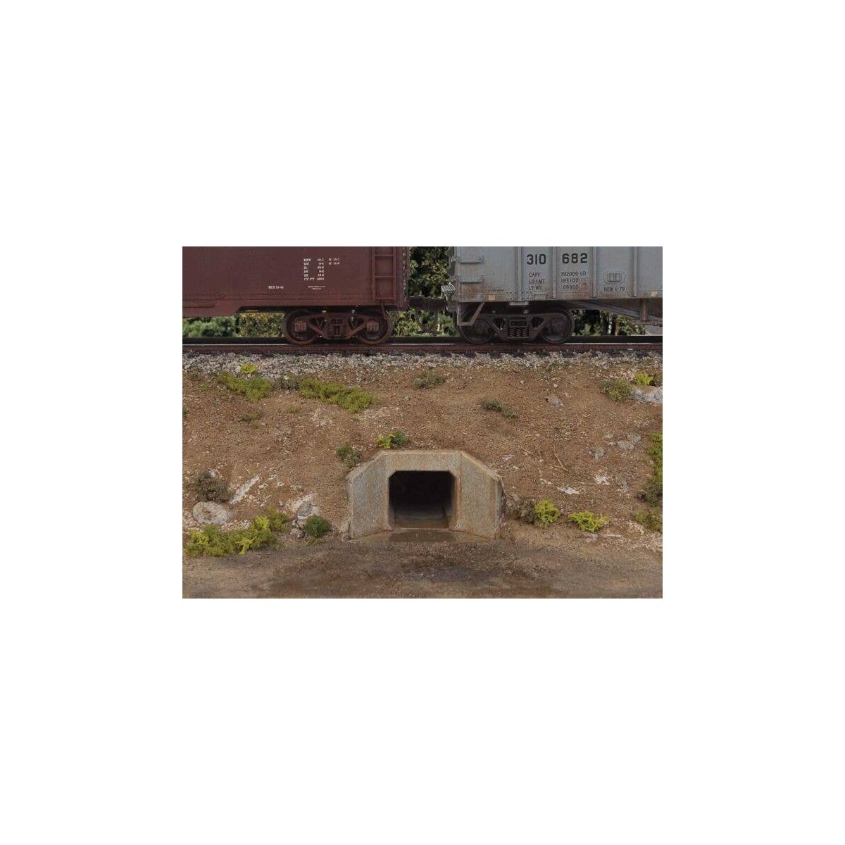 Concrete Culverts pkg(4) -- Kit - 1-1/2 x 1/2 x 13/16′ 3.8 x 1.2 x 2cm, HO, Walthers Cornerstone 4558