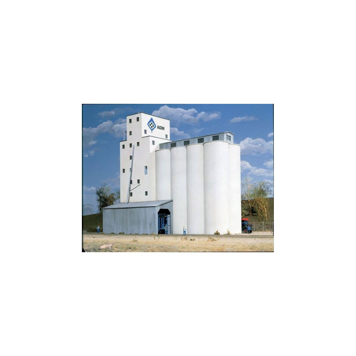 ADM(R) Concrete Grain Elevator -- Kit - 13-1/2 x 9 x 13-1/2′ 33.7 x 23.7 x 33.7cm, HO, Walthers Cornerstone 3022