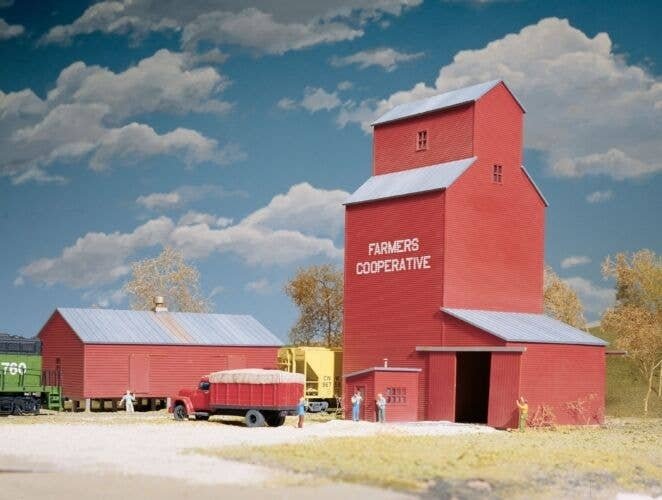 Farmers Cooperative Rural Grain Elevator -- Kit - Elevator: 8-7/8 x 7-1/4 x 10′ 23 x 18 x 2, HO, Walthers Cornerstone 3036