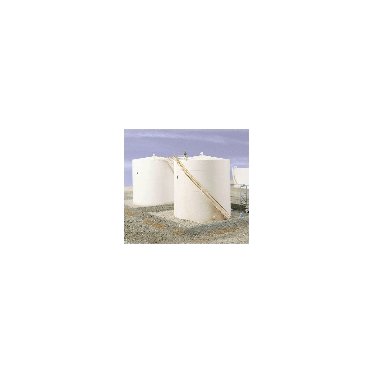 Tall Oil Storage Tank w/Berm -- Kit - Tank: 6` Diameter x 6-1/4` Tall 15.2 x 15.9cm, HO, Walthers Cornerstone 3168