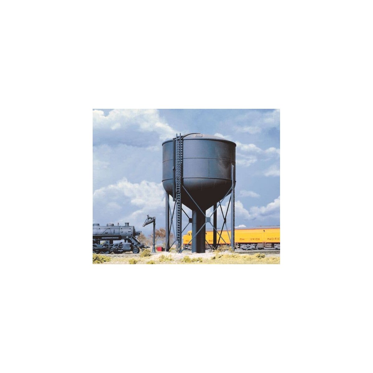 Steel Water Tank -- Kit - 3-1/4 x 3 x 7′ 11.3 x 7.5 x 17.5 cm, HO, Walthers Cornerstone 3043