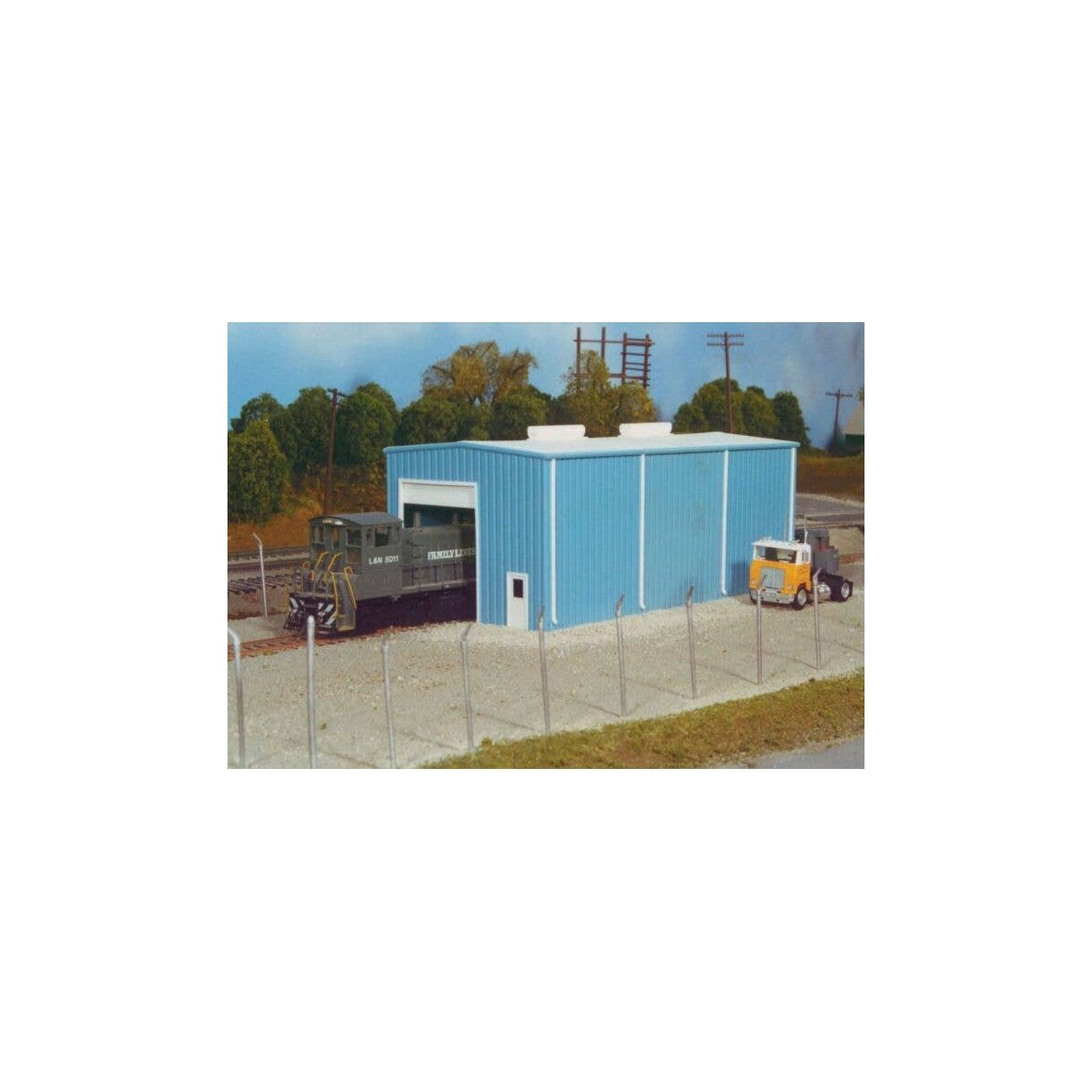 Modern Small Engine House -- Kit - 4-3/16 x 8-5/16′ 10.5 x 21cm, HO, Pikestuff 5000