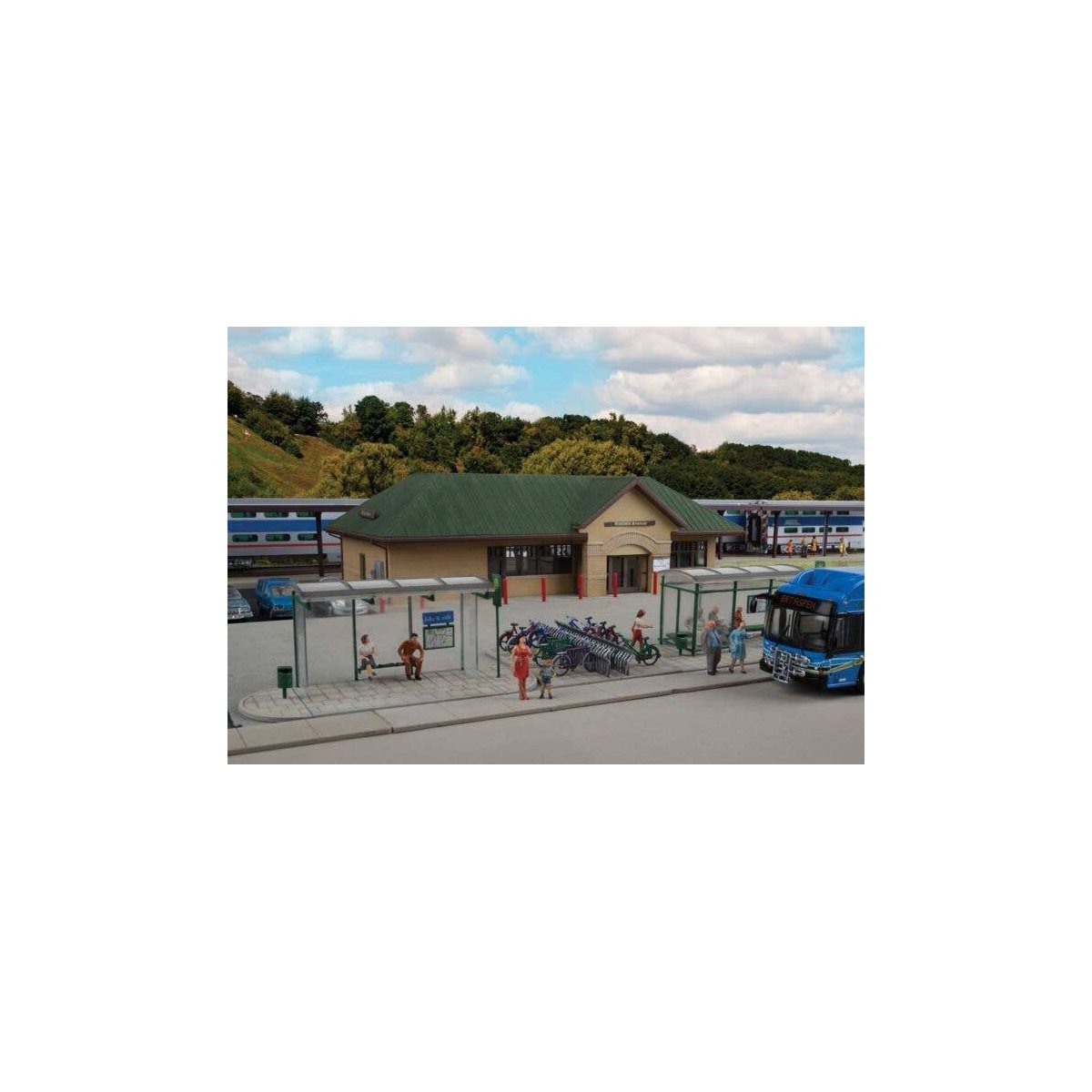 Modern Bus Shelter -- Kit with Accessories, HO, Walthers Cornerstone 3552