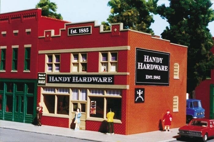 Hardware Store -- Kit - 4 x 4-1/8′ 10 x 10.3cm, HO, Smalltown USA 6006